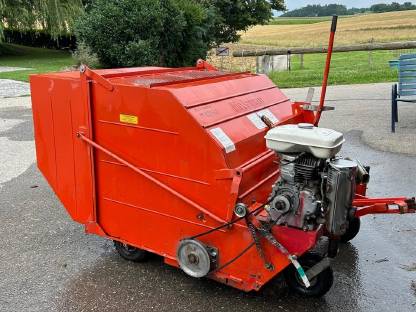 Bild 2:Rasenkehrmaschine von Wiedemann