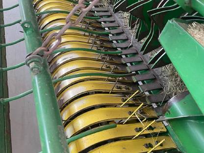 Bild 5:John Deere 582 Maxi Cut Rundballenpresse