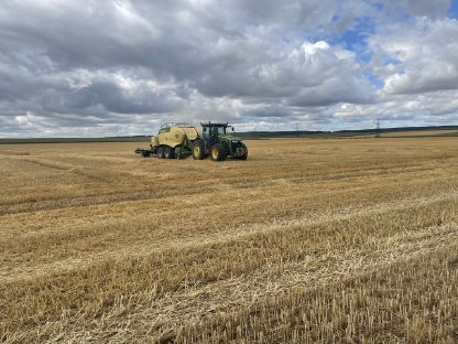 Bild 4:Stroh Ernte 2025 hallengelagert