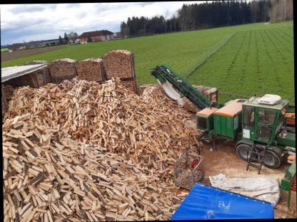 Bild 4:Brennholzaufbereitung Lohnspalten K700 mobil Posch Spaltfix