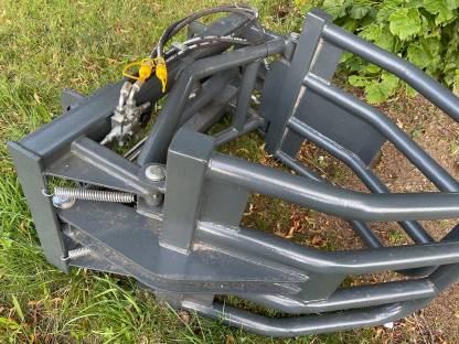 Bild 3:Rundballenzange