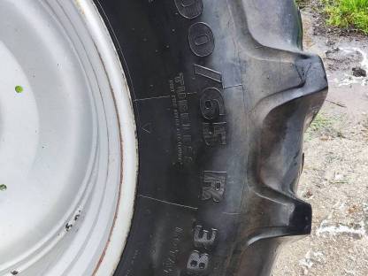 Bild 2:Reifen- und Felgensatz 650/65 R38 und 540/65 R26