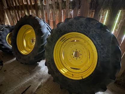 Verkaufe Kompletträder für John Deere