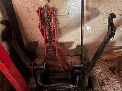 Bild 2:Fronthydraulik mit Unterzug