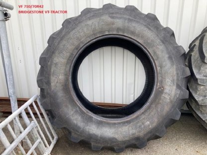 Bild 8:Gebrauchte Traktorreifen