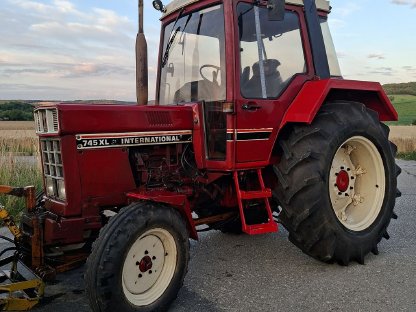 Bild 2:IHC 745 XL mit Schneepflug und Kulturräder