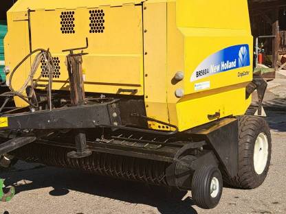 Rundballenpresse New Holland BR560A