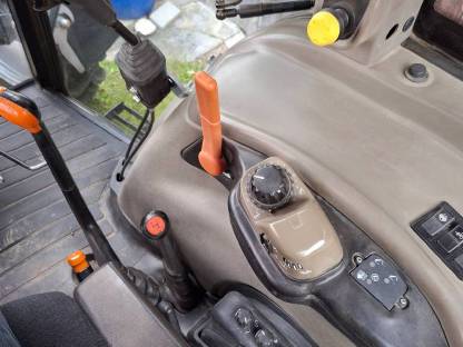 Bild 5:Case JXU 85 mit Frontlader