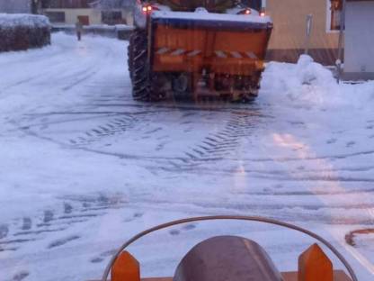 Bild 3:Schneepflug und Tellerstreuer