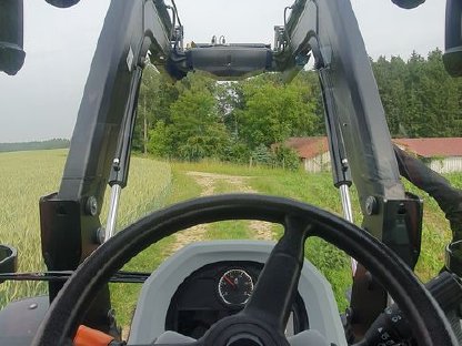 Bild 5:Valtra Traktor G105 H Schlepper mit Frontlader