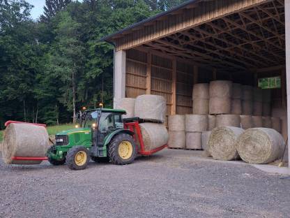 Bild 2:Hallengelagertes Heu 1. und 2. Schnitt 2025