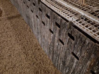 Bild 6:Legehennen-Stalleinrichtung