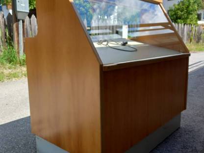 Bild 7:Verkaufsvitrine Vitrine Brot Gemüse