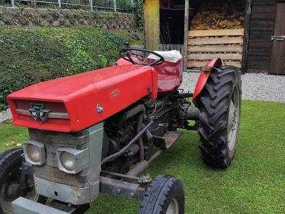 Bild 3:Oldtimer Massey Ferguson 130