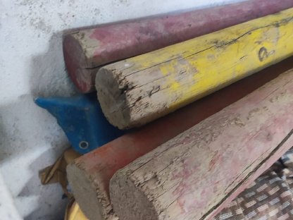 Bild 2:Mehrere gebrauchte Cavaletti-/Hindernisstangen