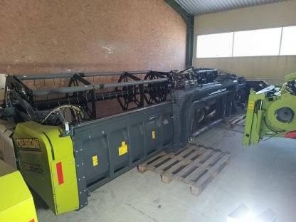 Bild 6:Claas Tucano 560 Montana mit klappbarem Cressoni Sojaflex 66