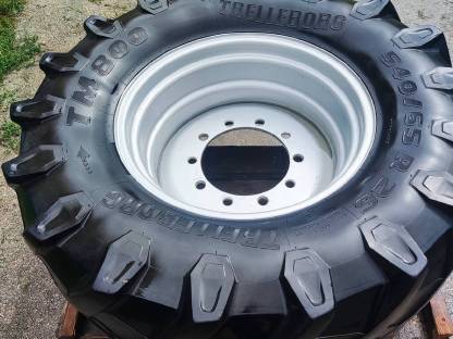 Bild 4:Reifen- und Felgensatz 650/65 R38 und 540/65 R26
