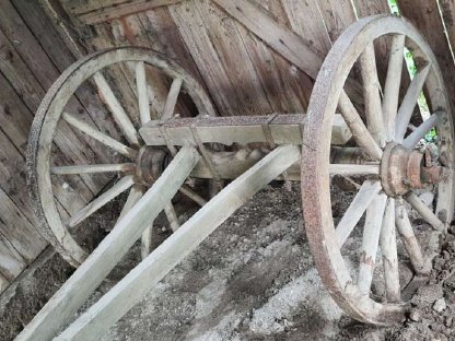Vorderachse von Leiterwagen mit Rädern