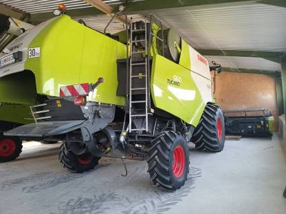 Bild 4:Claas Tucano 560 Montana mit klappbarem Cressoni Sojaflex 66