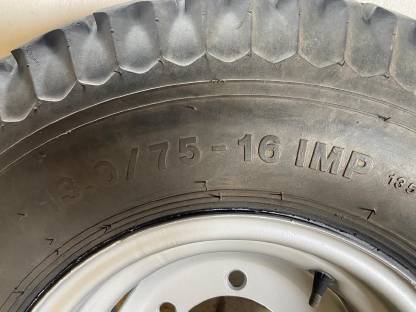 Bild 2:Anhängerreifen 13.0/75-16