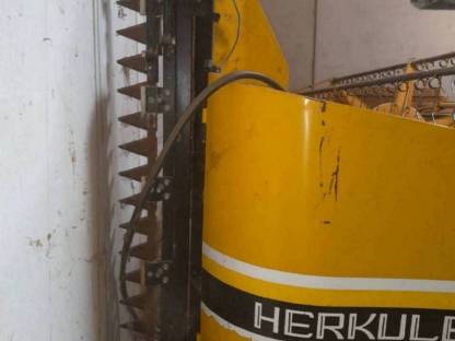 Bild 2:Rapsschneidwerk Schrattenecker (Herkules)