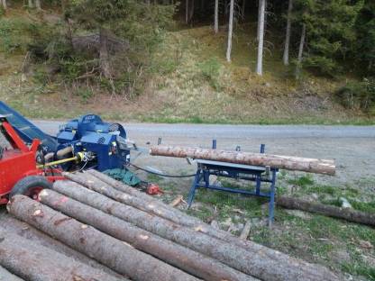 Bild 7:Brennholzaufbereitung mit mobilem Spaltautomat Tajfun RCA 480