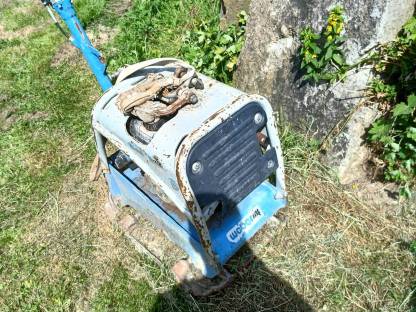 Bild 2:Rüttelplatte Weber CR3 mit Gummimatte