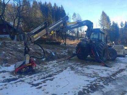 Bild 2:Valtra Traktor Harvester T 173