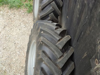 Bild 2:BKT Reifen mit Felgen