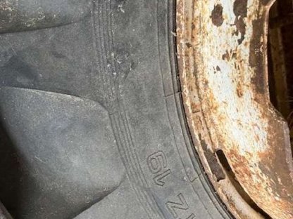 Bild 4:Frontlader für Lindner 420 SA und Zwillingsräder 28