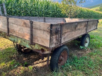 Bild 9:In die Jahre gekommener Traktoranhänger abzugeben
