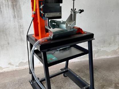 Bild 2:Posch Naßschleifmaschine, Messeraufn.Hackblitz, Schälprofi