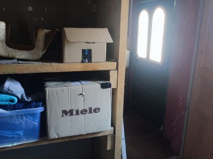 Bild 2:Massives Holzregal – handgefertigt, stabil & praktisch