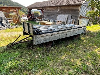 Bild 2:In die Jahre gekommener Traktoranhänger abzugeben