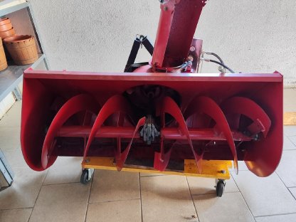 Bild 9:Kleintraktor Allrad Schneepflug Schneefräse Heckwanne