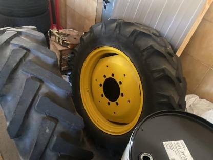 Bild 3:Räder, Bereifung, 12.4-28, 8 Loch Felgen, Steyr