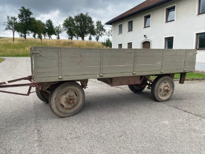 Massiver Anhänger mit Auflaufbremse
