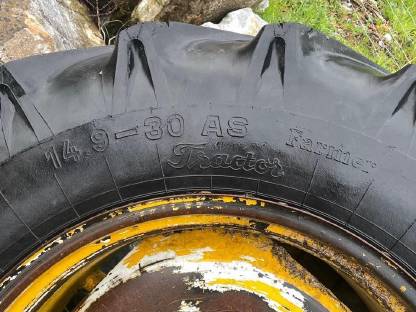 Bild 3:Zwillingsräder 14.9-R30