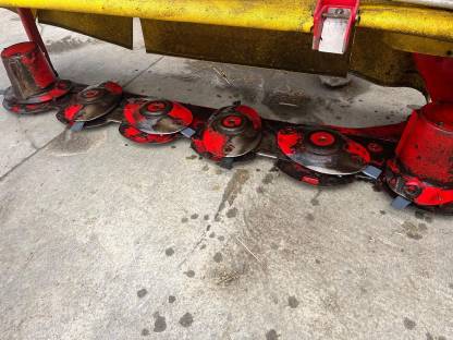 Bild 4:Pöttinger Novadisc 265 Heckmähwerk