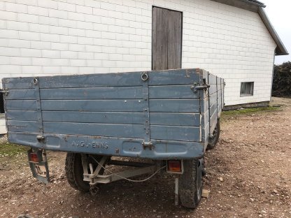 Großer Anhänger mit Holzboden