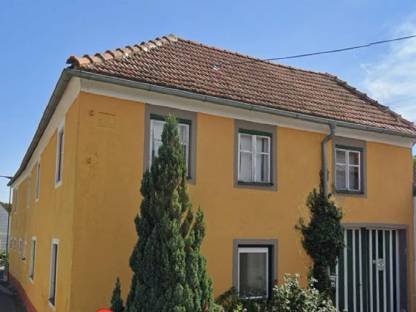 Zum Verkauf steht ein Bauernhaus mit vielen Nebengebäuden