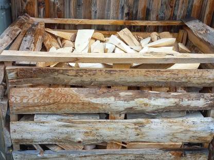 Bild 2:Brennholz in Holzkisten, Holzrundballen Stiebelholz