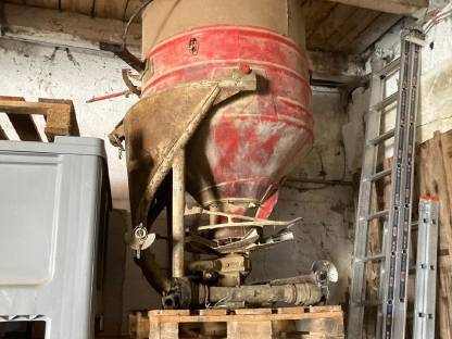 Bild 2:Düngestreuer