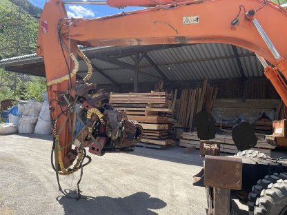 Bild 2:Daewoo Bagger mit Prozessor-Kopf Woody 60