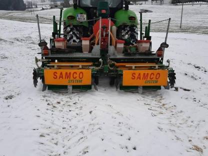 Bild 3:4-reihige Maissämaschine + Folienleger Kverneland