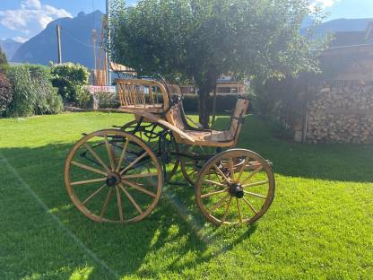 Bild 2:Restaurierte Holzkutsche