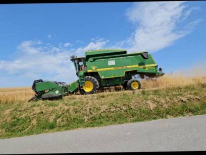Bild 2:Lohndrusch mit John Deere 2256