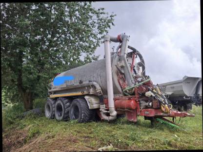 Joskin 16.000 TRS Tridem 3 Achse Güllefass, Zubringer mit hydr.