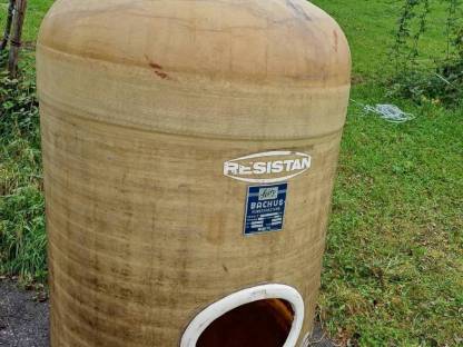 Bild 2:Polyestertank mit Mannloch