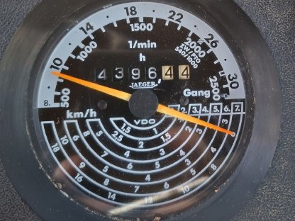 Bild 6:IHC 745 XL mit Schneepflug und Kulturräder